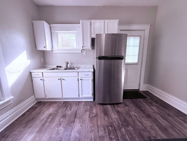 Building Photo - 3-Bed House in Waterloo