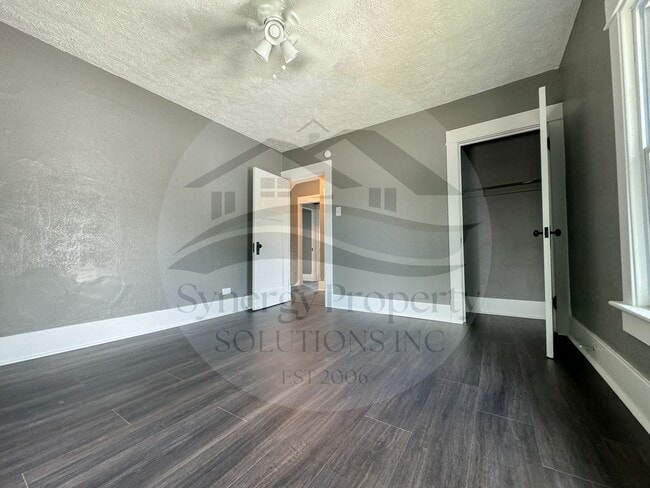Building Photo - Crestline Home Available Now