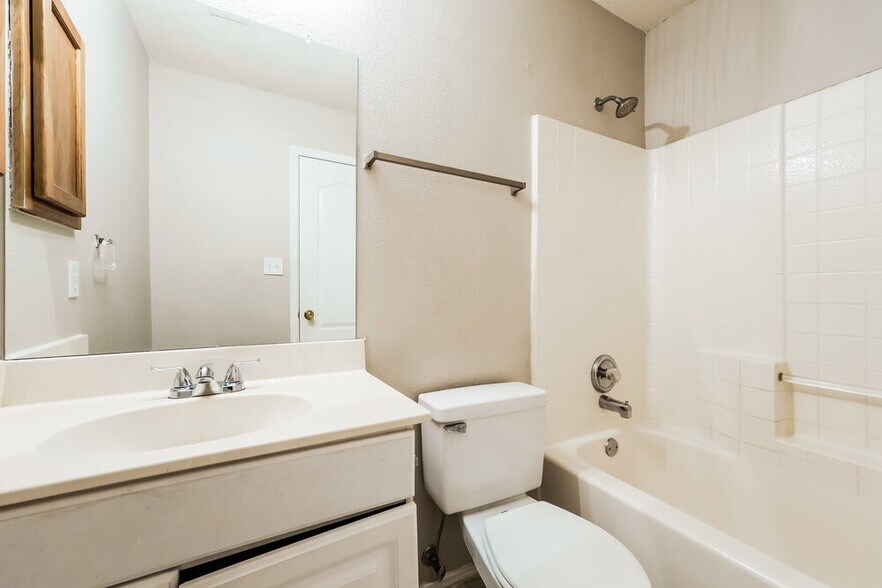 Building Photo - 2268 Bresee Dr