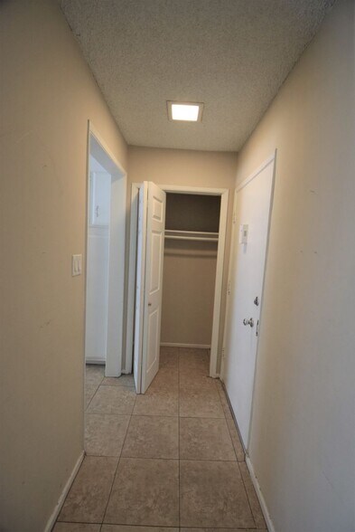 Building Photo - 4225 Mary Ellen Ave