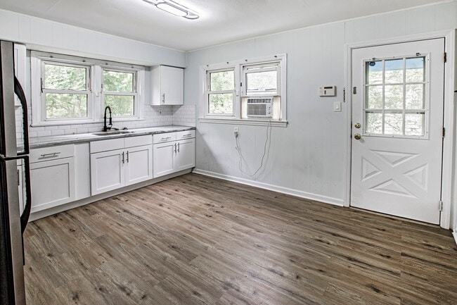 Building Photo - 16 W Linden Ave