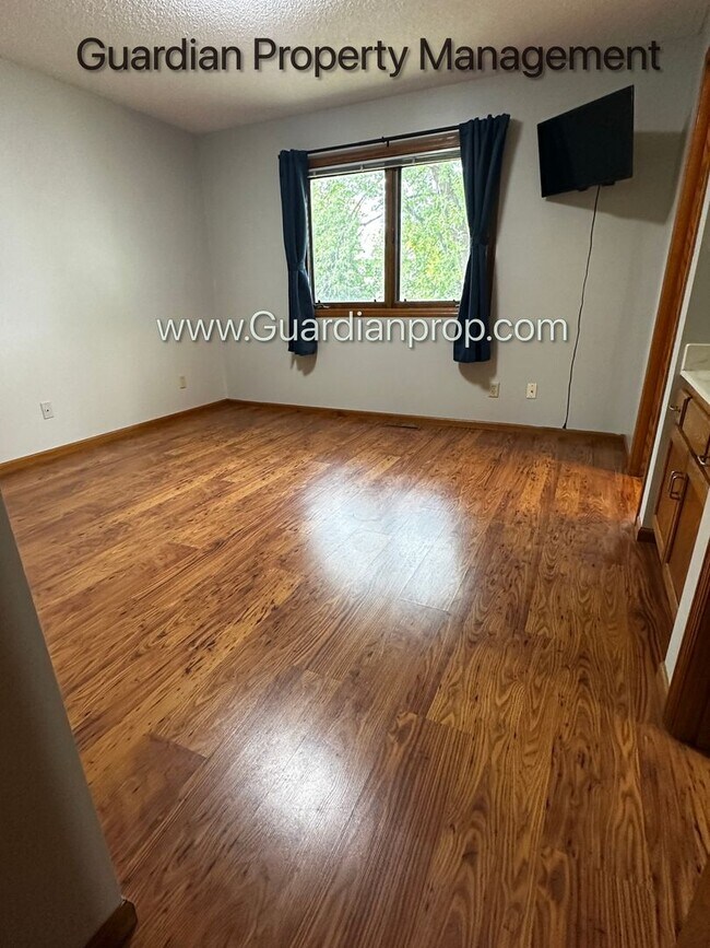 Building Photo - Maple Grove Single Family Home, 2 Car Garage, Dishwasher, Solar, Available Now