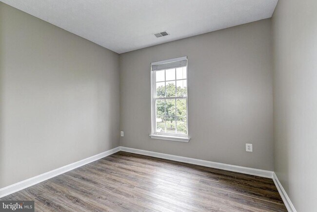 Building Photo - 9306 Vanguard Ct
