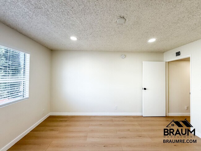 Building Photo - 221 W Elm Ave