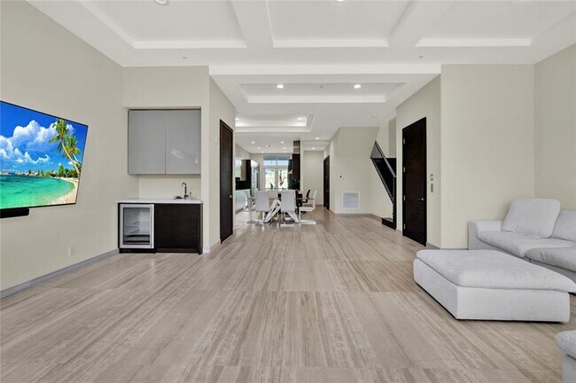 Building Photo - 425 N Ocean Blvd