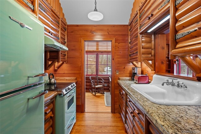 Building Photo - 6 Alpine Rd