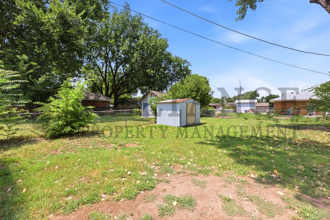 Building Photo - 841 N Country Acres Ave