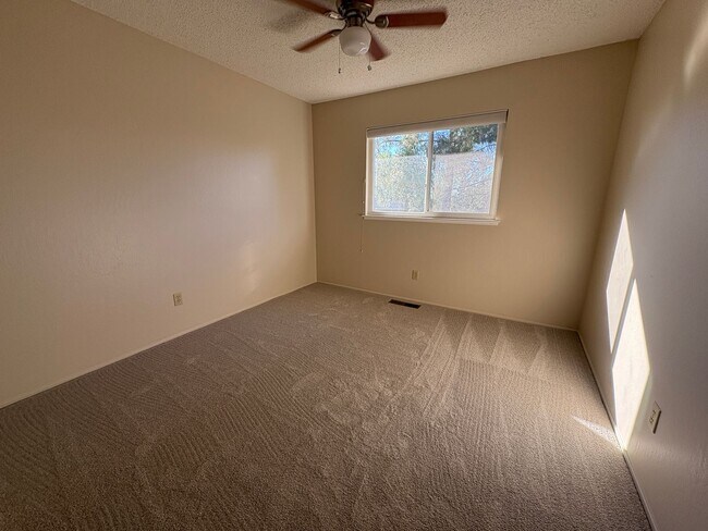 Building Photo - 1100 Limeridge Dr