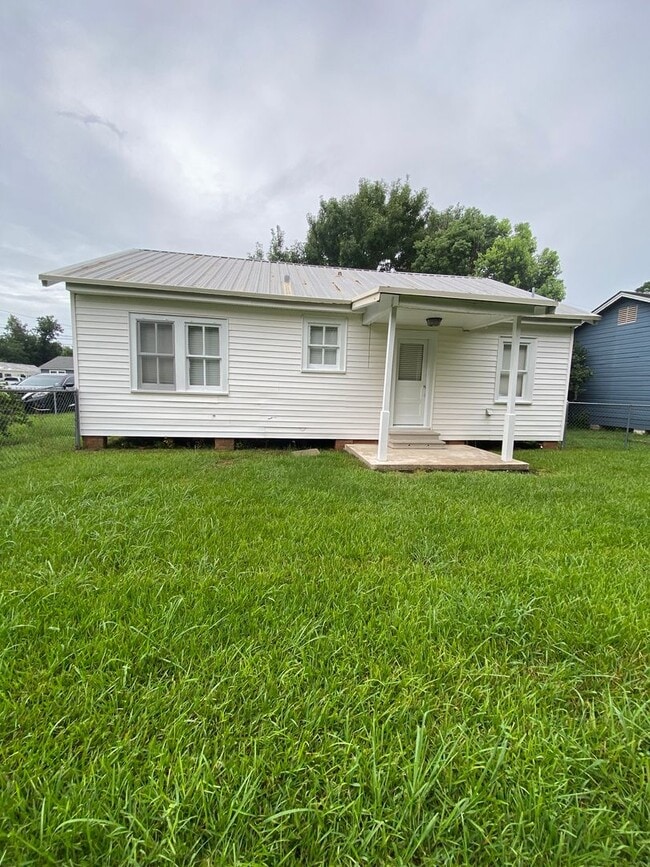 Building Photo - 2 bedroom 1 bath