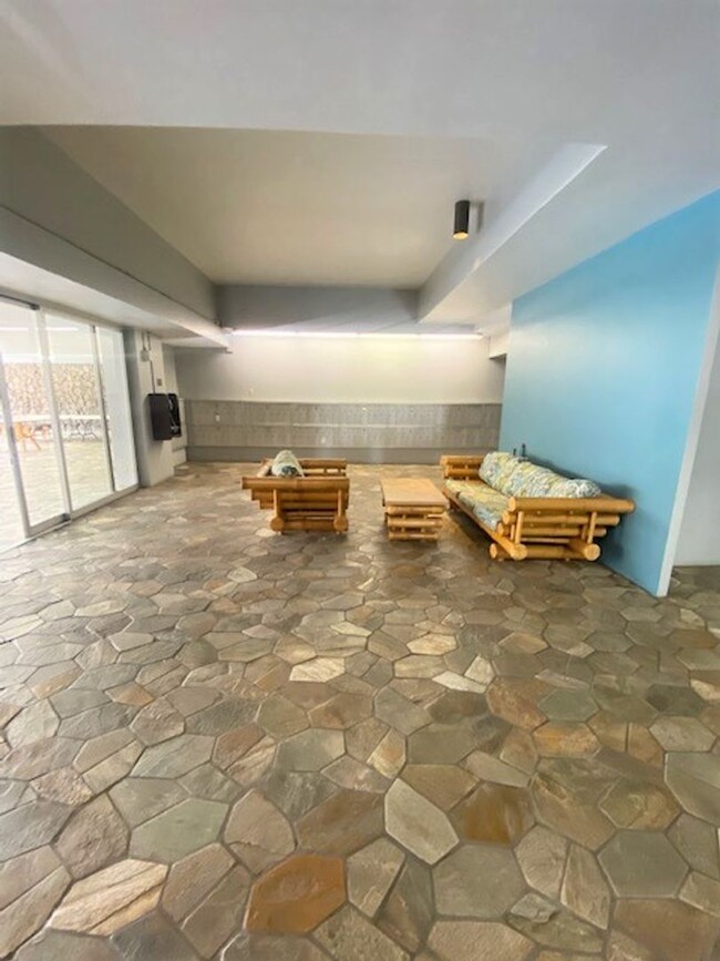 Building Photo - Renovated studio unit at the Five Regents