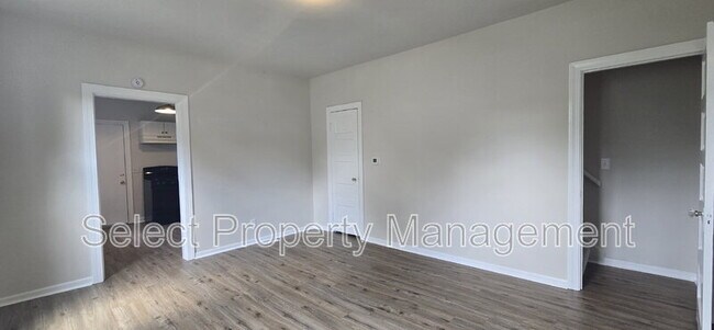 Building Photo - 2152 Fox Ave