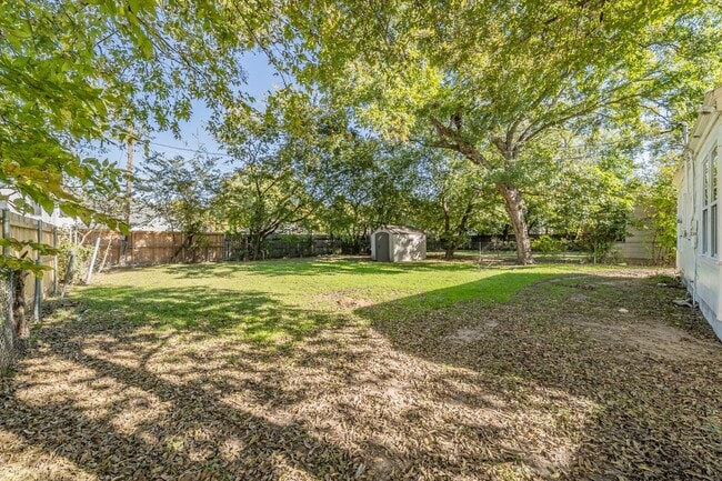 Building Photo - Cute two-bedroom, one-bath home in the hea...