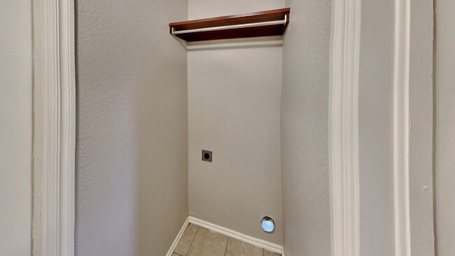 Building Photo - Very Nice 3 Bedroom 2 Bath Home in Mustang Schools