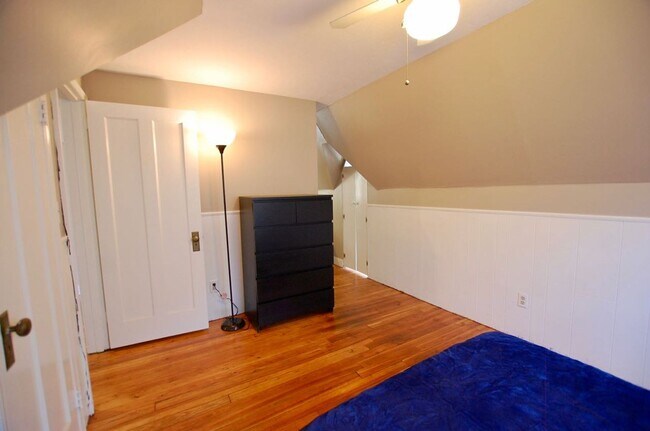 Building Photo - Stunning completely furnished and remodeled 3rd floor suite!