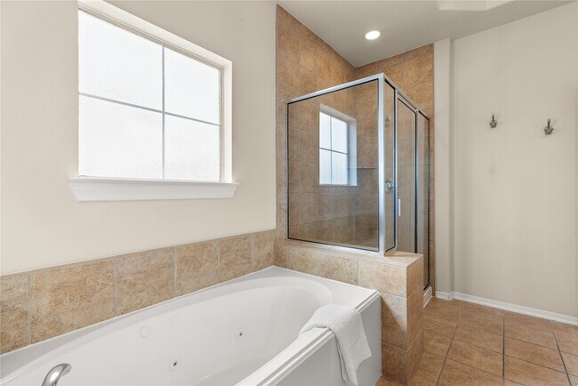 Building Photo - 3334 Clearview Villa Way