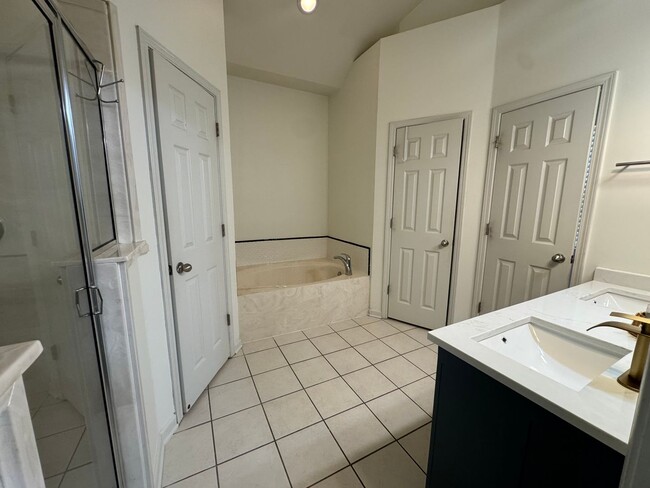 Building Photo - 1343 Island Pl E