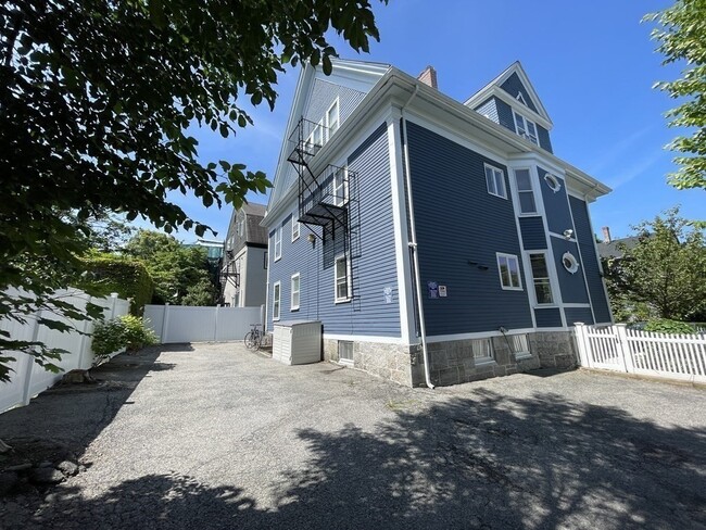 Building Photo - 46 Dana St