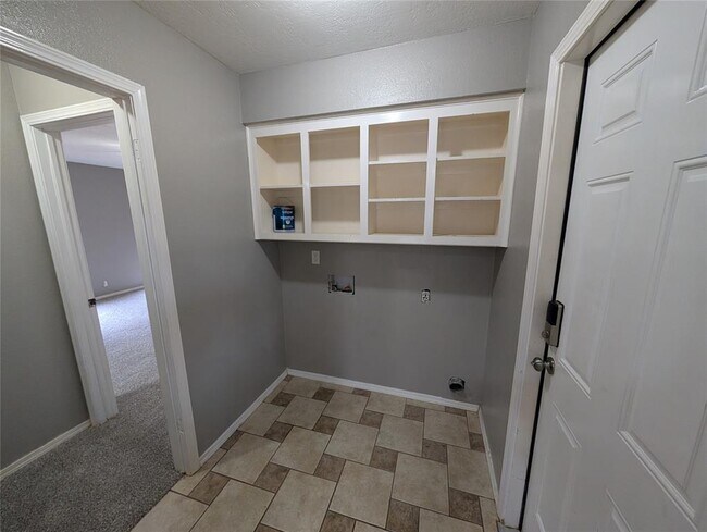 Building Photo - 16904 Meadow Lake Cir