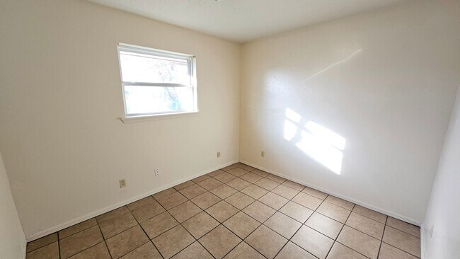 Building Photo - Charming 3-Bedroom Home in the Moore School District