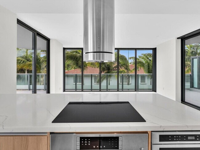 Building Photo - 9901 W Bay Harbor Dr