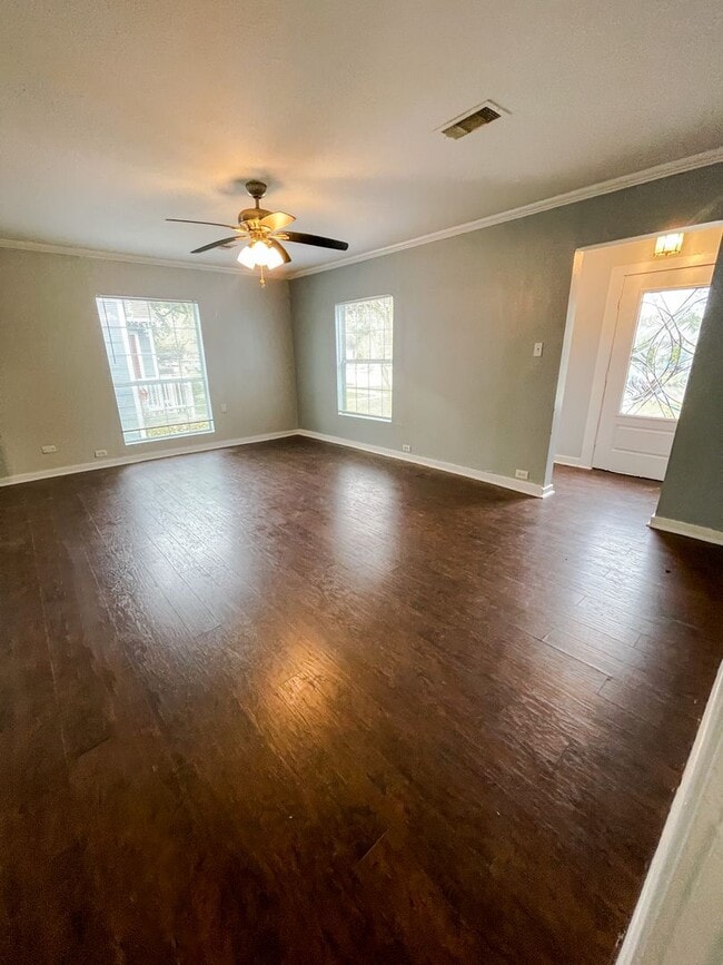 Building Photo - 715 10th Ave N