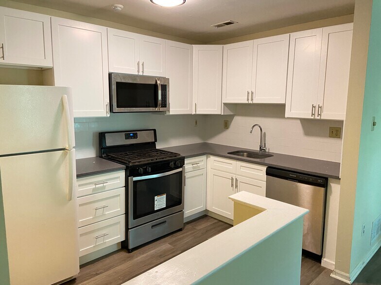Building Photo - 304 Diamond Dr