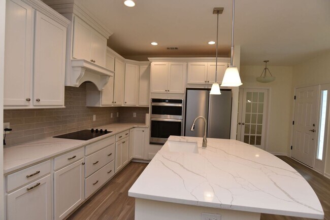 Building Photo - Charming Town Home Available