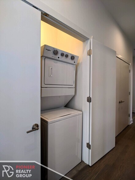 Building Photo - 2120 W Belmont Ave