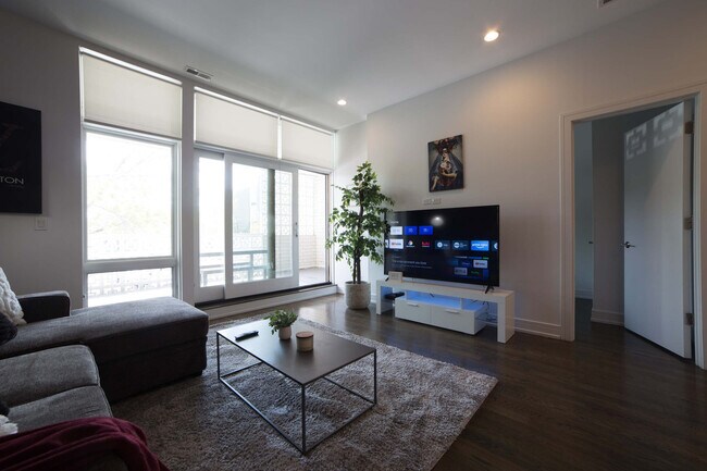 Building Photo - 2048 W Chicago Ave