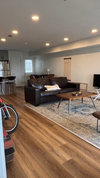 Building Photo - 4000 Bayshore Ave