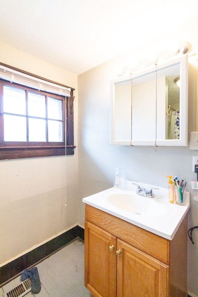 Building Photo - Close to Campus