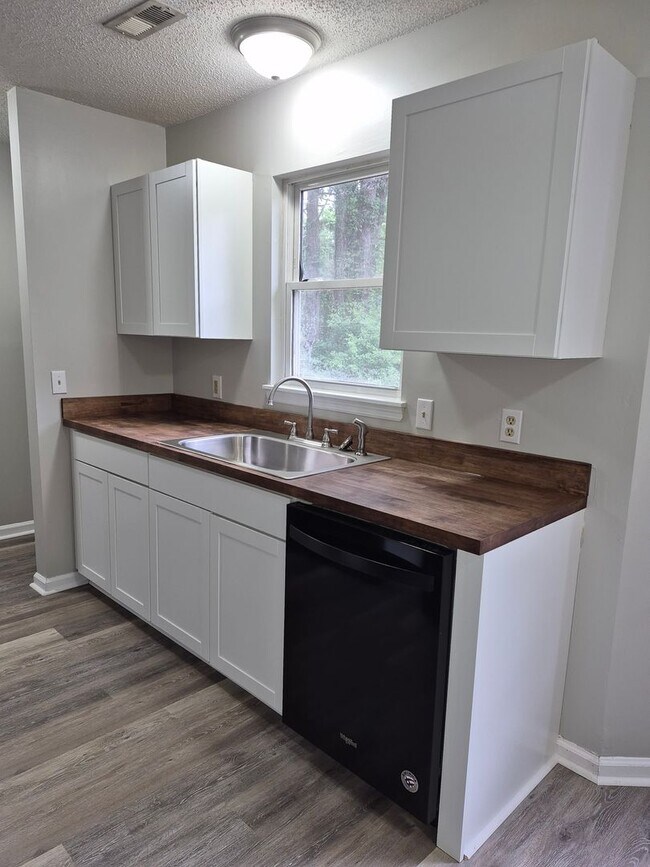 Building Photo - NEW LISTING!
