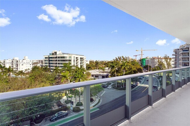 Building Photo - 9201 E Bay Harbor Dr