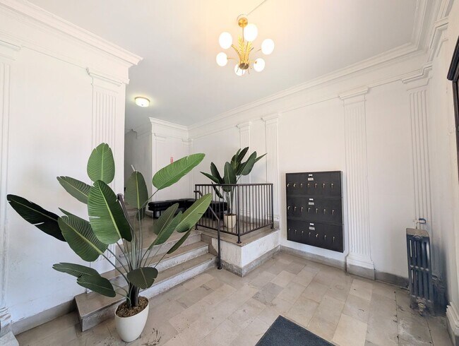 Building Photo - Stunning One Bedroom and Studio Apartments in the Heart of Detroit