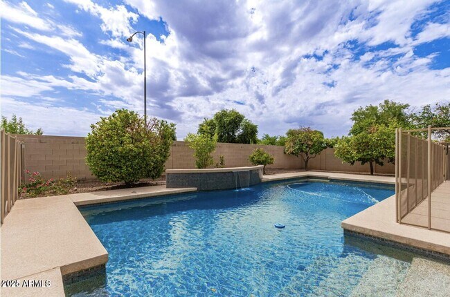 Building Photo - 1515 N Los Alamos Cir