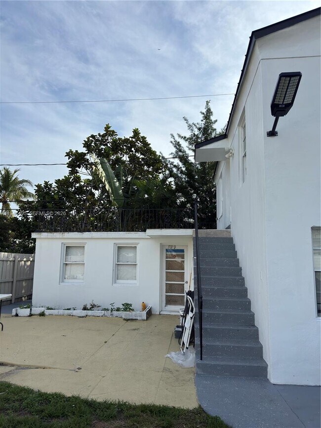 Building Photo - 921 N 17th Ct