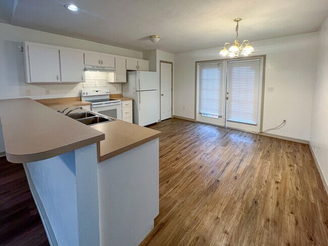 Building Photo - 3BR/2BA Home in Gated Turkey Creek!