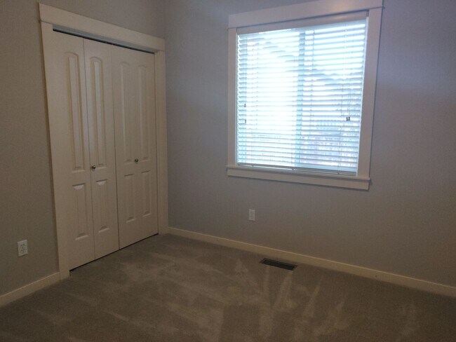Building Photo - Stunning 4x2 with all bedrooms on the main...