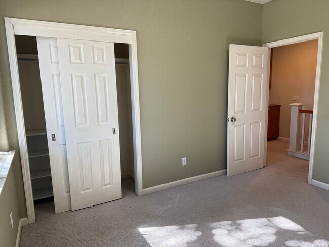 Building Photo - Welcome to this beautiful 3 bedroom, 2.5 bathroom home located in Cotati!