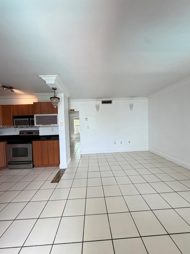Building Photo - 820 Salzedo St