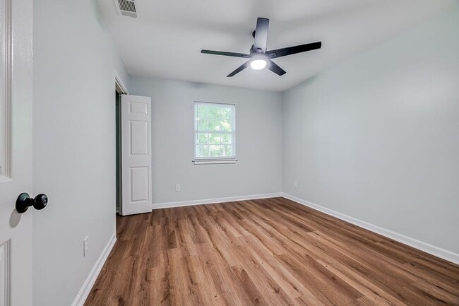 Building Photo - Completely Renovated 2BR Duplex with Granite Counters & Stainless Appliances