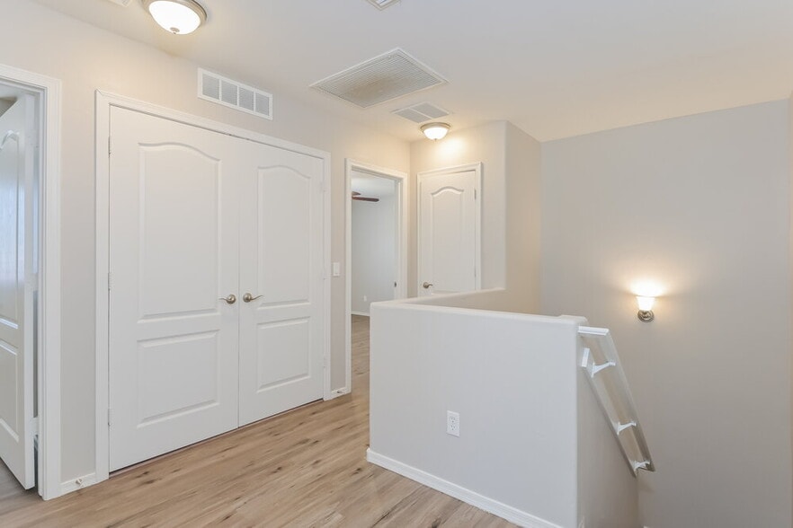 Building Photo - 664 W Amber Sun Dr