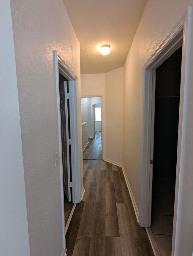 Building Photo - 4833 NW 46th Pl