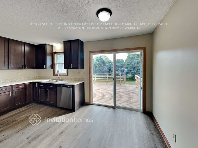 Building Photo - 13010 Deerwood Ln N