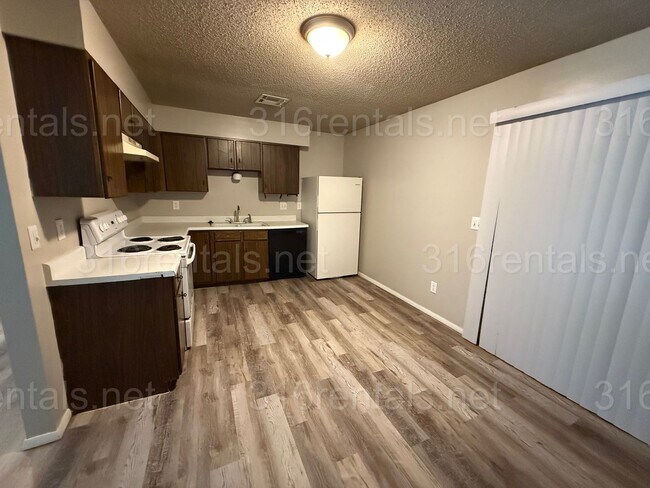 Building Photo - $825 - 2 bedroom/ 1 bathroom - Duplex