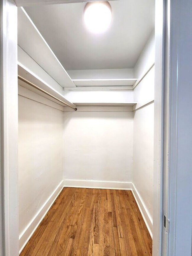 Building Photo - Remodeled 1 BED 1 BATH DUPLEX MIILER'S BLVD HISTORIC DISTRICT