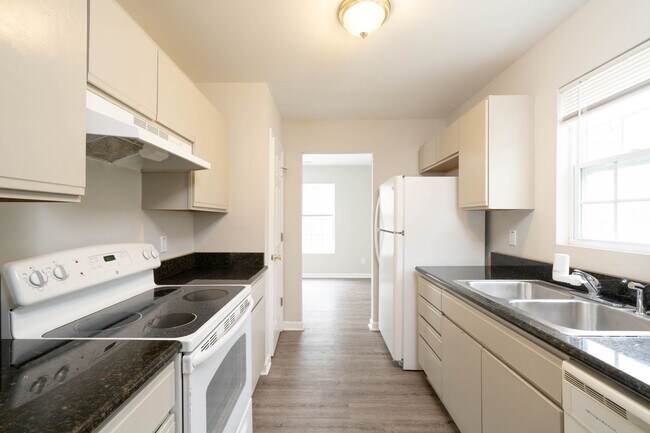 Building Photo - 3 Bedroom 2 1/2 Bathroom Home- Close to Downtown Clayton- Available August 1st!