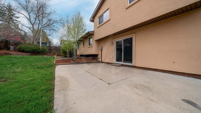 Building Photo - Four level home in Vista Grande