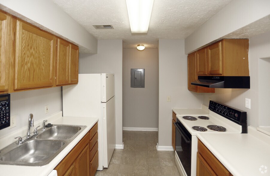 Kitchen/2BR, 1BA - 845 SF - Deerfield Commons Apartments