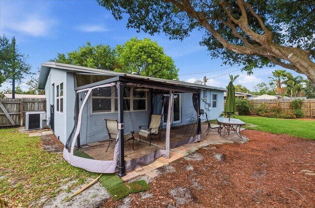 Building Photo - 1510 NE 32nd Pl